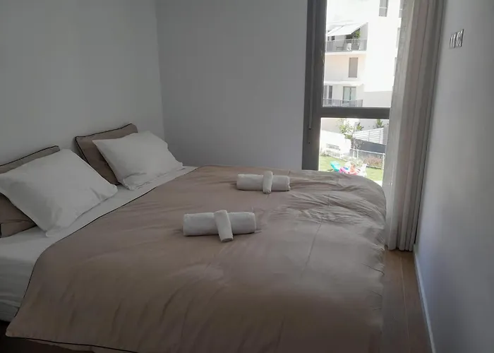 Brand New 3-bedroom Near The In Minimum 10 Nights